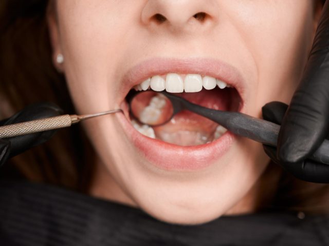 Do Your Gums Bleed When You Floss? Let’s Find Out the Warning Signs!